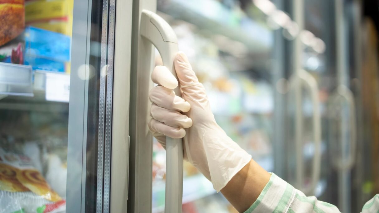 How to effectively handle and store frozen food