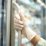 How to effectively handle and store frozen food